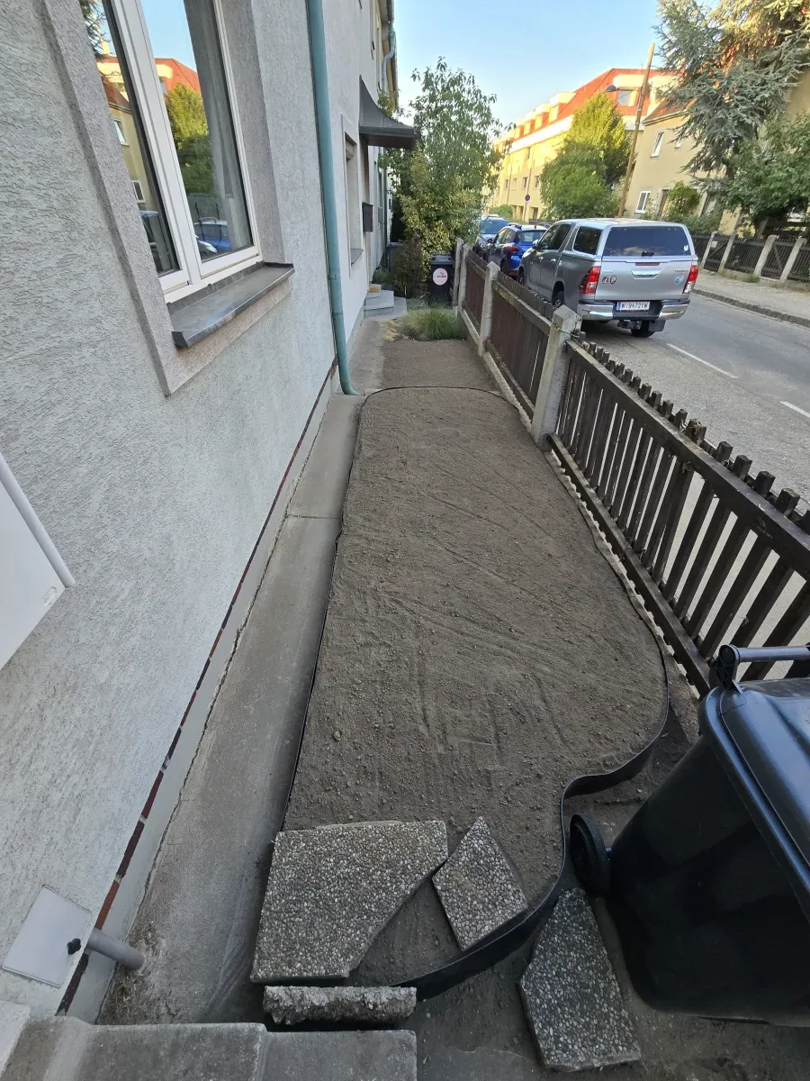 Geräumter schmaler Seitenstreifen nach der Bambusentfernung