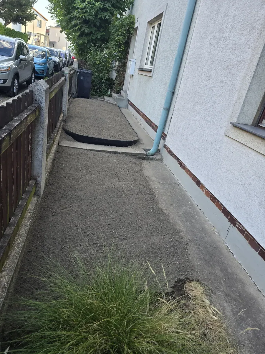 Schmaler Zugangsbereich entlang der Hauswand