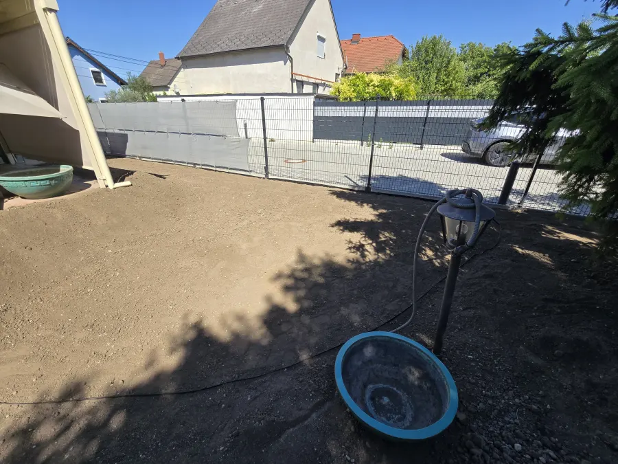 Freigelegte Fläche während der Bambusentfernung